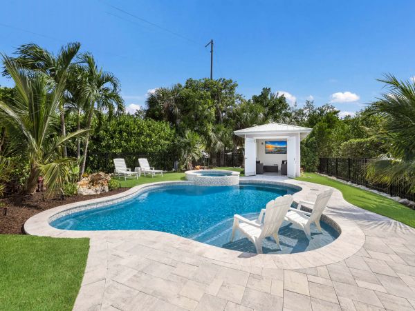 5 Minute Walk to Beach Anna Maria Island Vacation Pool Home