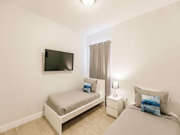 Naples Vacation Home Private Pool & Sleeps 8 Guests