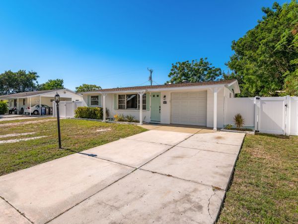 Private Pool Home Sleeps 8 Guests in Bradenton Beach