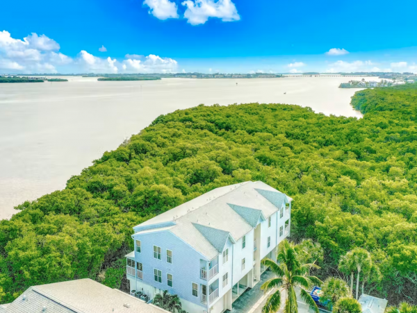 Beautiful Holmes Beach Vacation Condo with Pool Near Beach