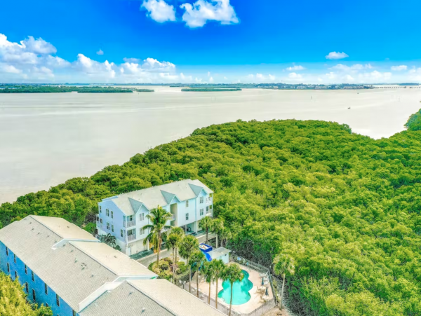 Beautiful Holmes Beach Vacation Condo with Pool Near Beach