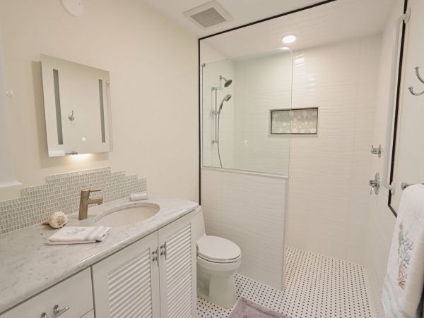 Walk to Beach Vacation Home Two Bedrooms in Sanibel Sleeps 8