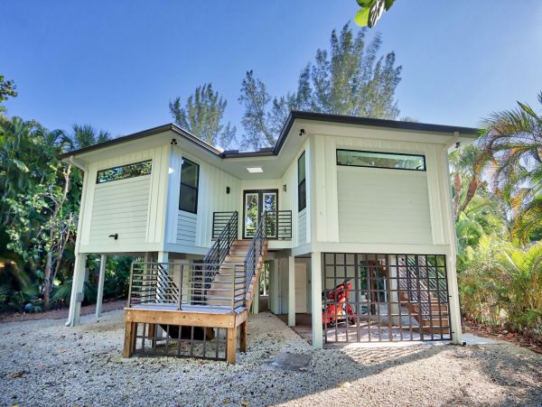 Walk to Beach Vacation Home Two Bedrooms in Sanibel Sleeps 8