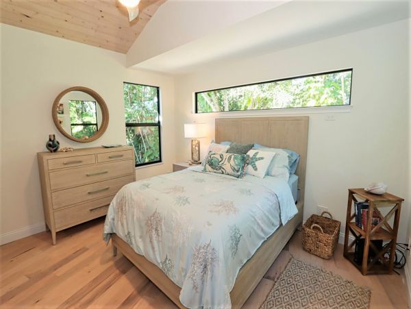 Walk to Beach Vacation Home Two Bedrooms in Sanibel Sleeps 8