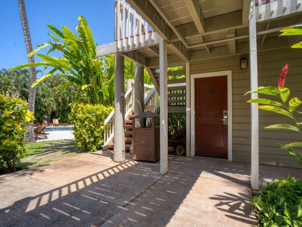 Lahaina Two Bedroom Walk to Beach Vacation Condo Sleeps Six