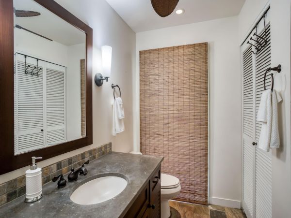 Lahaina Two Bedroom Walk to Beach Vacation Condo Sleeps Six