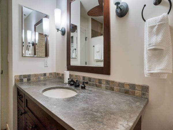 Lahaina Two Bedroom Walk to Beach Vacation Condo Sleeps Six