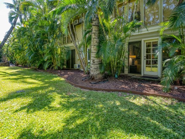 Lahaina Two Bedroom Walk to Beach Vacation Condo Sleeps Six