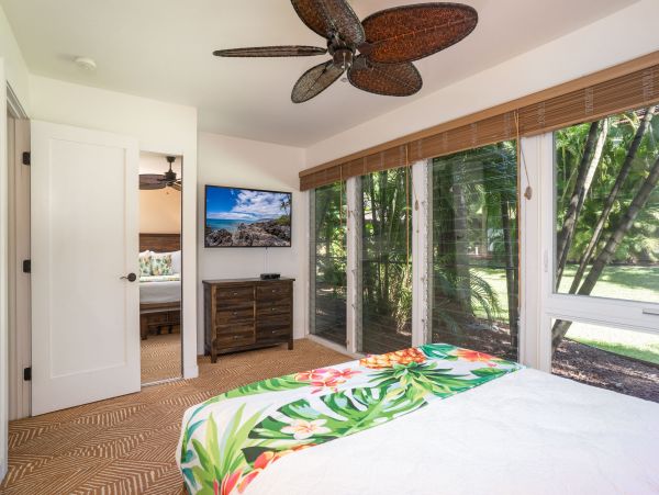 Lahaina Two Bedroom Walk to Beach Vacation Condo Sleeps Six