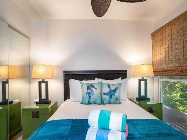 Lahaina Two Bedroom Walk to Beach Vacation Condo Sleeps Six