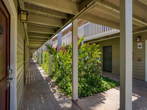Lahaina Two Bedroom Walk to Beach Vacation Condo Sleeps Six