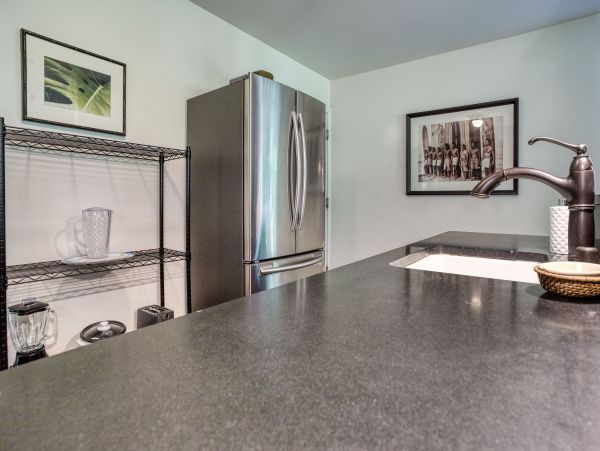 Lahaina Two Bedroom Walk to Beach Vacation Condo Sleeps Six
