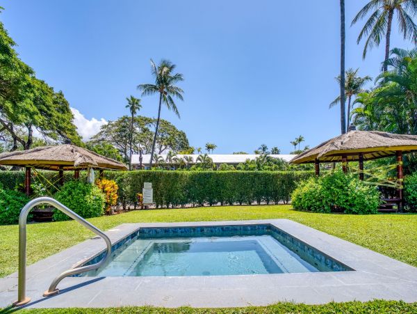 Lahaina Two Bedroom Walk to Beach Vacation Condo Sleeps Six