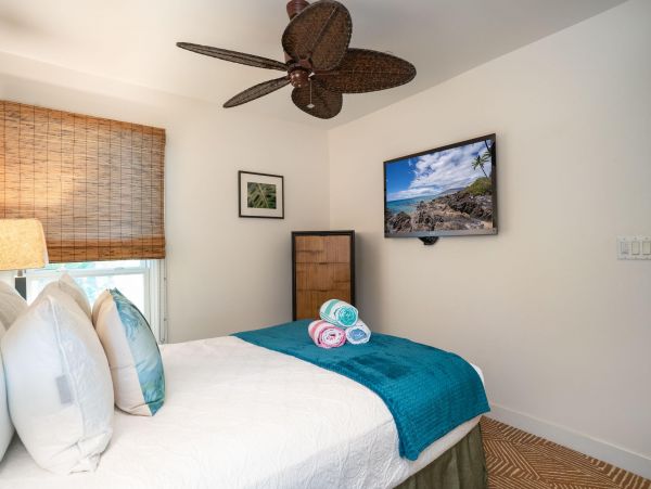 Lahaina Two Bedroom Walk to Beach Vacation Condo Sleeps Six