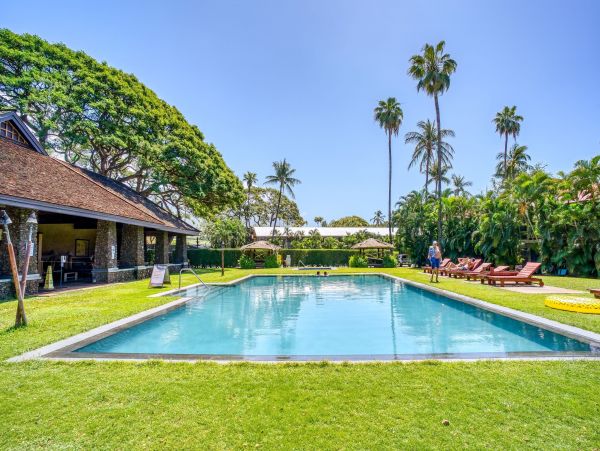 Lahaina Two Bedroom Walk to Beach Vacation Condo Sleeps Six
