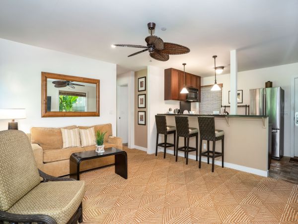 Lahaina Two Bedroom Walk to Beach Vacation Condo Sleeps Six