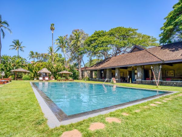 Lahaina Two Bedroom Walk to Beach Vacation Condo Sleeps Six