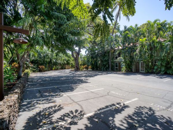 Lahaina Two Bedroom Walk to Beach Vacation Condo Sleeps Six