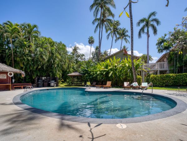 Lahaina Two Bedroom Walk to Beach Vacation Condo Sleeps Six