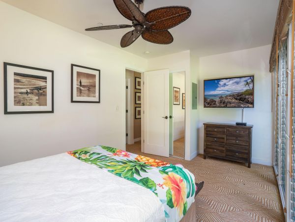 Lahaina Two Bedroom Walk to Beach Vacation Condo Sleeps Six