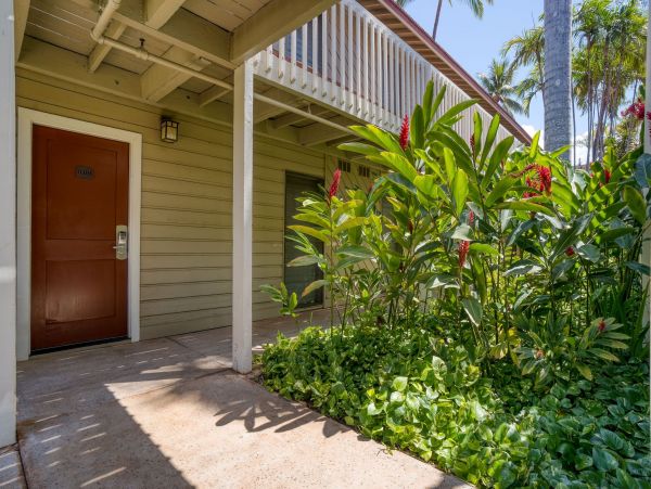 Lahaina Two Bedroom Walk to Beach Vacation Condo Sleeps Six