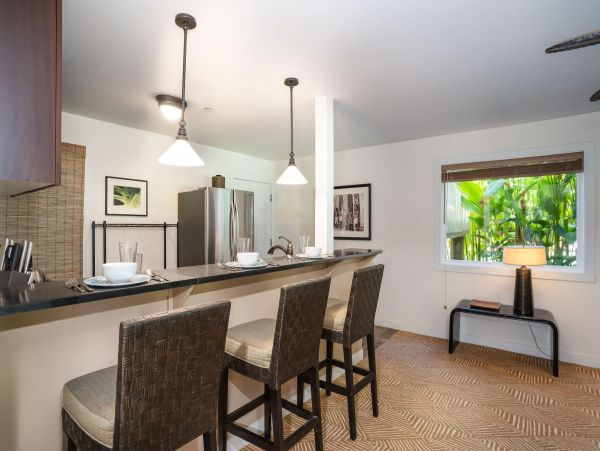 Lahaina Two Bedroom Walk to Beach Vacation Condo Sleeps Six