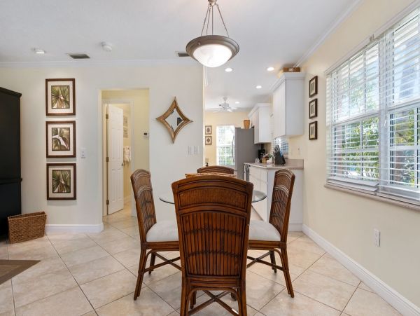 Siesta Key One Bedroom Walk to Beach Vacation Condo Sleeps 4