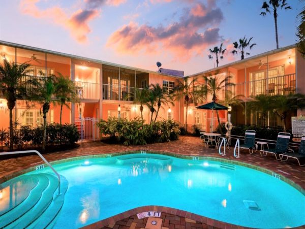 Siesta Key One Bedroom Walk to Beach Vacation Condo Sleeps 4