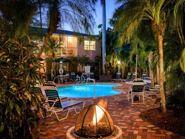 Siesta Key One Bedroom Walk to Beach Vacation Condo Sleeps 4