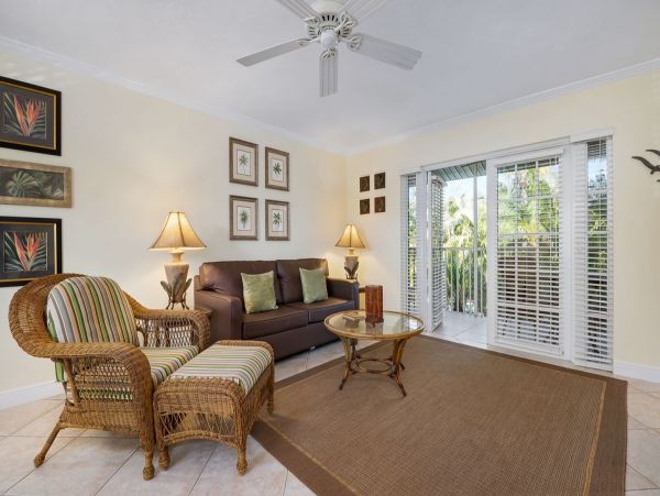 Siesta Key One Bedroom Walk to Beach Vacation Condo Sleeps 4