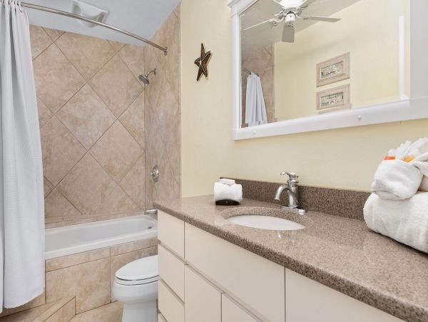 Siesta Key One Bedroom Walk to Beach Vacation Condo Sleeps 4