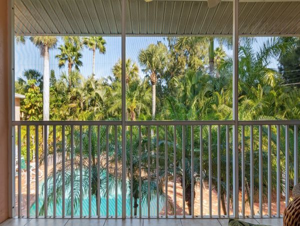 Siesta Key One Bedroom Walk to Beach Vacation Condo Sleeps 4