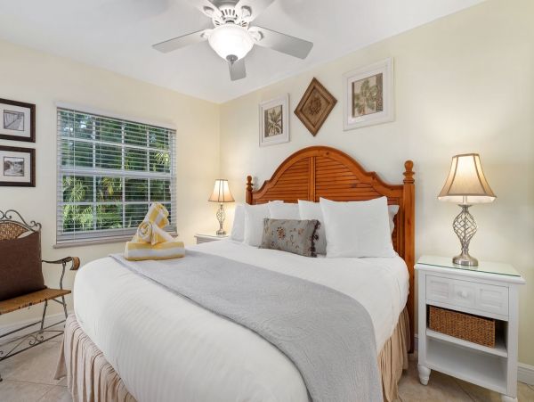 Siesta Key One Bedroom Walk to Beach Vacation Condo Sleeps 4