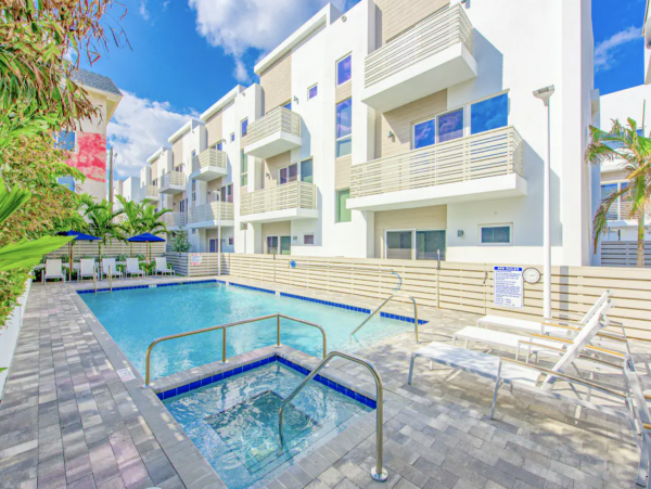 Pompano Beach Right Across The Street - 3 Bedroom Townhome