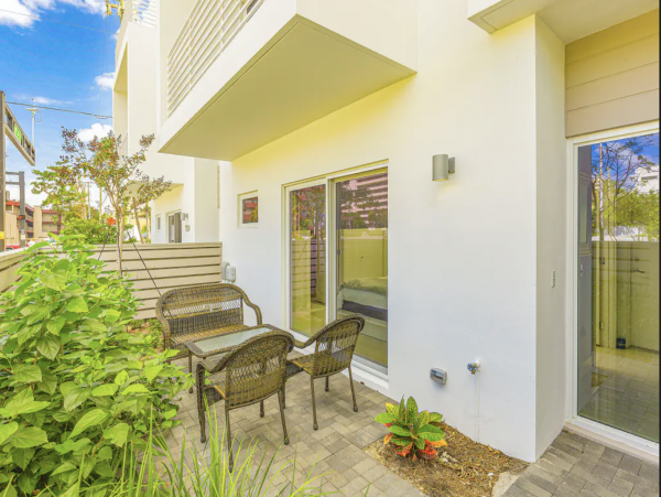 Pompano Beach Right Across The Street - 3 Bedroom Townhome