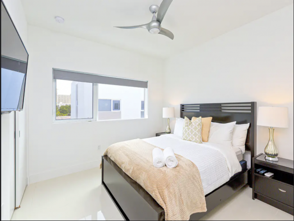 Pompano Beach Right Across The Street - 3 Bedroom Townhome
