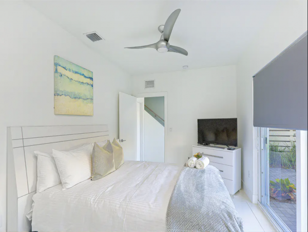 Pompano Beach Right Across The Street - 3 Bedroom Townhome