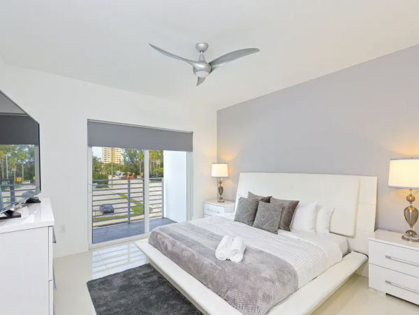 Pompano Beach Right Across The Street - 3 Bedroom Townhome