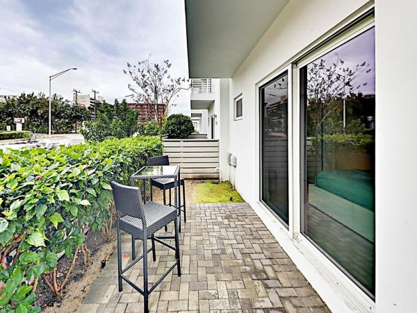 Walk to Beach Vacation Townhouse in Pompano Beach Sleeps 8