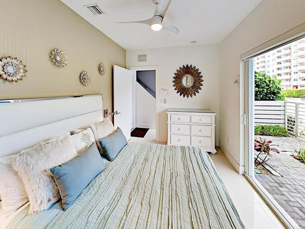 Walk to Beach Vacation Townhouse in Pompano Beach Sleeps 8
