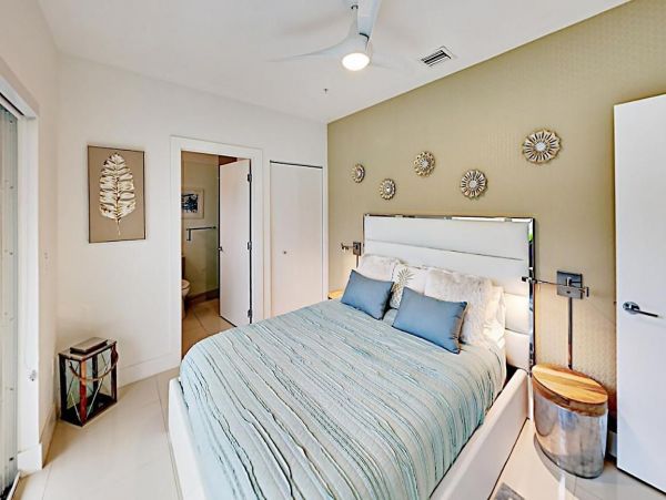Walk to Beach Vacation Townhouse in Pompano Beach Sleeps 8