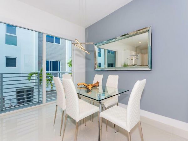 Walk to Beach Vacation Townhouse in Pompano Beach Sleeps 8