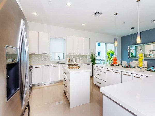 Walk to Beach Vacation Townhouse in Pompano Beach Sleeps 8