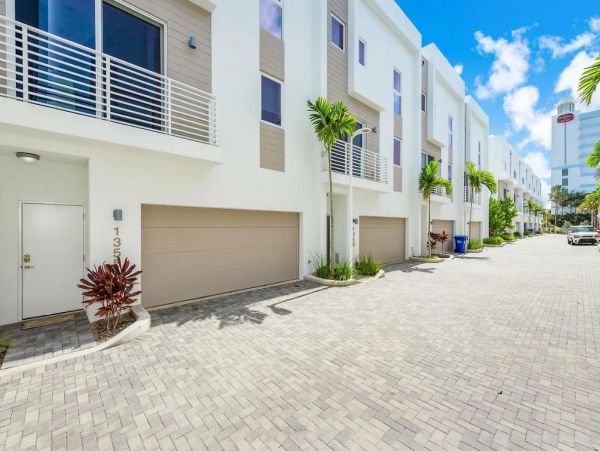 Walk to Beach Vacation Townhouse in Pompano Beach Sleeps 8