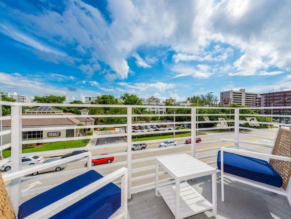 Walk to Beach Vacation Townhouse in Pompano Beach Sleeps 8