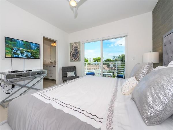 Walk to Beach Vacation Townhouse in Pompano Beach Sleeps 8