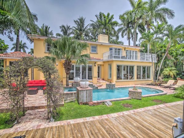 Elegant 4 Bedroom Vacation Home with Pool in Fort Lauderdale