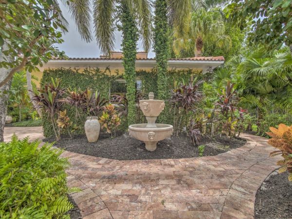 Elegant 4 Bedroom Vacation Home with Pool in Fort Lauderdale