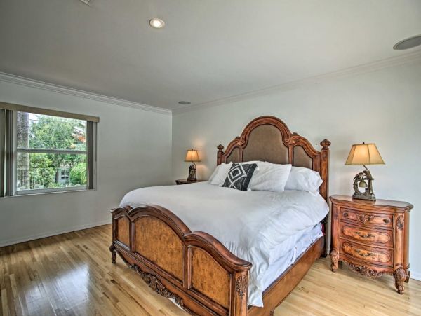 Elegant 4 Bedroom Vacation Home with Pool in Fort Lauderdale