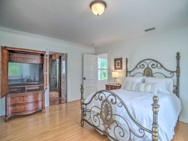 Elegant 4 Bedroom Vacation Home with Pool in Fort Lauderdale